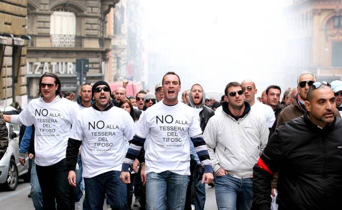 Roma, 14 Novembre 2009. Soccer fans march during a protest against Italian government plans to make supporters obtain a special identity card, in Rome November 14, 2009. serenaxcremaschi o00 Totale Fanprotest Demo