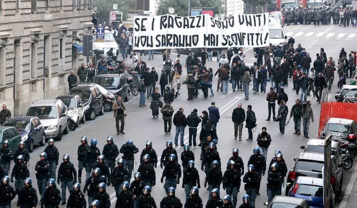 Roma, 14 Novembre 2009. Soccer fans march during a protest against Italian government plans to make supporters obtain a special identity card, in Rome November 14, 2009. serenaxcremaschi o00 Totale Fanprotest Demo Polizeieinsatz, Polizei, Polizist, Polizisten