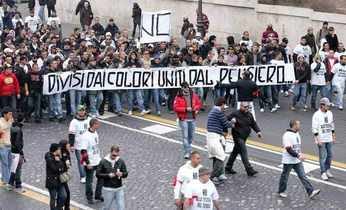 Roma, 14 Novembre 2009. Soccer fans march during a protest against Italian government plans to make supporters obtain a special identity card, in Rome November 14, 2009. serenaxcremaschi o00 Totale Fanprotest Demo