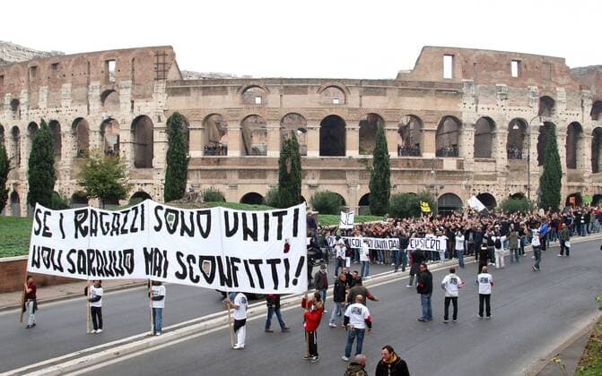 Roma, 14 Novembre 2009. Soccer fans march during a protest against Italian government plans to make supporters obtain a special identity card, in Rome November 14, 2009. serenaxcremaschi o00 Totale Fanprotest Demo