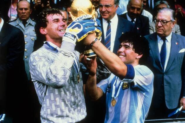Torwart Nery Pumpido und Diego Armando Maradona (beide Argentinien) präsentieren den Pokal, Argentinien ist Weltmeister 1986 Fußball WM Herren WM Finale 1986, Länderspiel, Nationalteam, Nationaltrikot Gruppe Mexiko City Glück, Freude, Begeisterung,