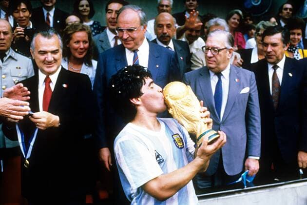 Diego Armando Maradona (Argentinien) küsst den Pokal, Argentinien ist Weltmeister 1986, dahinter Staatspräsident Miguel de La Madrid Hurtado (Mexiko, li.) und Bundeskanzler Dr. Helmut Kohl (BR Deutschland, Mitte) Fußball WM Herren WM Finale 1986, Länderspiel, Nationalteam, Nationaltrikot Gruppe Mexiko City Freude, Begeisterung,