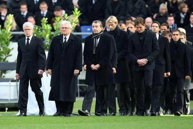 Trauerfeier für den verstorbenen Robert Enke (Deutschland Hannover 96), vorn v.li.: DFL Präsident Reinhard Rauball (li.), DFB Präsident Dr. Theo Zwanziger und DFB Generalsekretär Wolfgang Niersbach (alle Deutschland) o0 Funktionär,