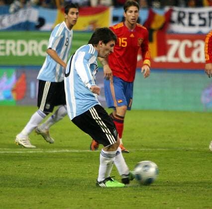 FUSSBALL - ESP vs ARG, Testspiel Test MADRID,SPANIEN,14.NOV.09 - FUSSBALL - , Spanien (Rot) vs Argentinien, Freundschaftsspiel. Bild zeigt Lionel Messi (ARG). Keywords: Elfmeter. 