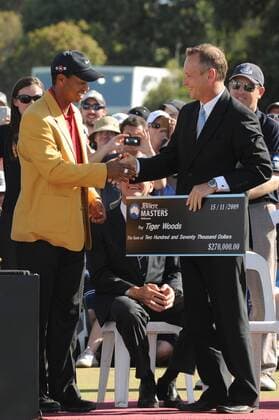 Nov 15, 2009 - Melbourne - TIGER WOODS (USA) is presented the winners cheque during the final round of the Australian Masters at the Kingston Heath Golf Club. Woods won for the seventh time this year, and the 82nd time worldwide in his career. Woods now has a trophy from every golfing continent. This is his first win in Australia, the 13th country where he has won an individual event. - ZUMAmm5 o0 Scheck Siegerscheck Objekte