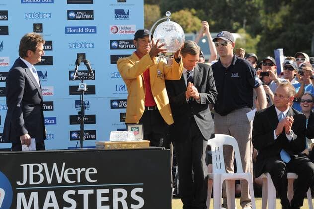Nov 15, 2009 - Melbourne - TIGER WOODS (USA, C) is presented the trophy by the Melbourne Premier, JOHN BRUMBY (Australia, 2R) during the final round of the Australian Masters at the Kingston Heath Golf Club. Woods won for the seventh time this year, and the 82nd time worldwide in his career. Woods now has a trophy from every golfing continent. This is his first win in Australia, the 13th country where he has won an individual event. - ZUMAmm5 o0 Pokal Trophäe Objekte people Politik