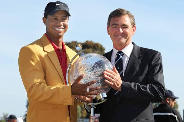 Nov 15, 2009 - Melbourne - TIGER WOODS (USA, L), Melbourne Premier JOHN BRUMBY (Australia) and the winners trophy during the final round of the Australian Masters at the Kingston Heath Golf Club. Woods won for the seventh time this year, and the 82nd time worldwide in his career. Woods now has a trophy from every golfing continent. This is his first win in Australia, the 13th country where he has won an individual event. - ZUMAmm5 o0 Pokal Trophäe Objekte people Politik