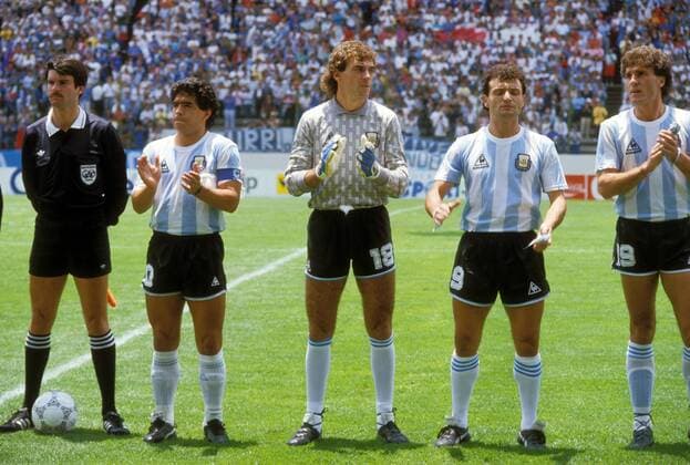 Nationalhymne Argentinien, v. li.: Linienrichter Alan Snoddy (England), Diego Armando Maradona, Torwart Nery Pumpido, Jose Luis Cuciuffo und Oscar Ruggeri Fußball WM Herren WM 1986, Länderspiel, Nationalteam, Nationaltrikot Gruppe Puebla