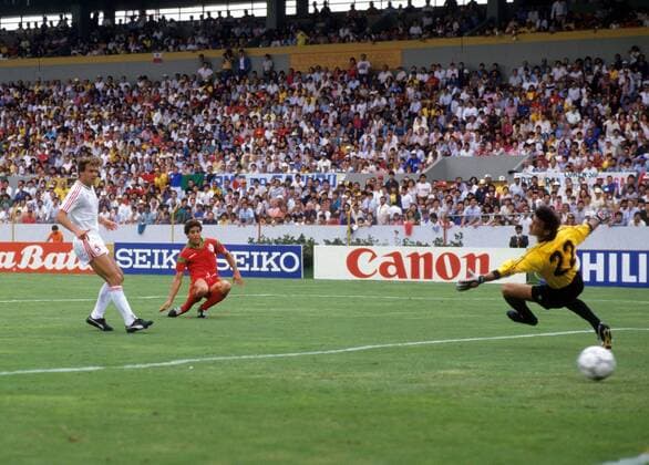 Abderrazad Khairi (Marokko, Mitte) überwindet Alvaro und Torwart Damas (beide Portugal) und erzielt das Tor zum 0:2 Fußball WM Herren WM 1986, Länderspiel, Nationalteam, Nationaltrikot, Portugal - Marokko 1:3 Totale Guadalajara Dynamik,