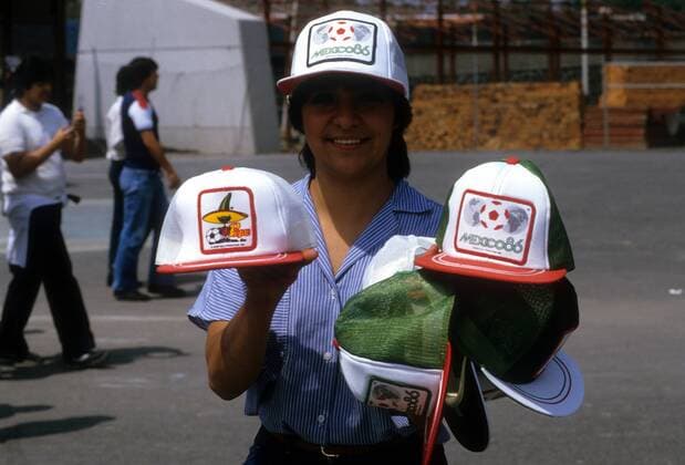 Fanartikelverkäufer am Rande der WM 1986 in Mexiko Fußball WM Herren WM 1986, Länderspiel, Nationalteam, Einzelbild Aufnahmedatum geschätzt Mexiko City