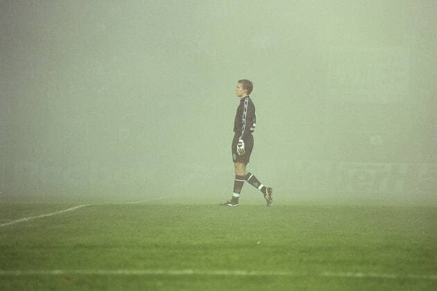 Robert ENKE, Deutschland, Torwart, Torhüter, Borussia Mönchengladbach, Fussball-Bundesliga, geht über den Rasen, im Stadion ist dichter Nebel, in dem Spiel Borussia Mönchengladbach - Bayer Leverkusen am 30.10.1998. o0 Gladbach