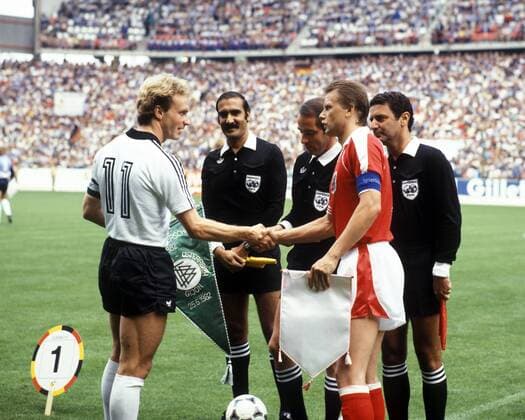 Karl Heinz Rummenigge (BR Deutschland, li.) begrüßt Erich Obermayer (Österreich) - DEUTSCHSPRACHIGE SPORTZEITSCHRIFTEN UND -ZEITUNGEN NUR NACH RÜCKSPRACHE Fußball Länderspiel Herren WM 1982, Nationalteam, Nationaltrikot, BRD, Österreich - BR Deutschland 0:1 Gruppe Gijon