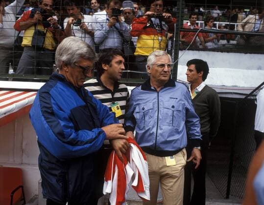 Bundestrainer Jupp Derwall (BR Deutschland, Mitte) mit den Teamchefs Georg Schmidt (li.) und Felix Latzke (beide Österreich) - DEUTSCHSPRACHIGE SPORTZEITSCHRIFTEN UND -ZEITUNGEN NUR NACH RÜCKSPRACHE Fußball Länderspiel Herren WM 1982, Nationalteam, BRD - Österreich 1:0 Gruppe Gijon