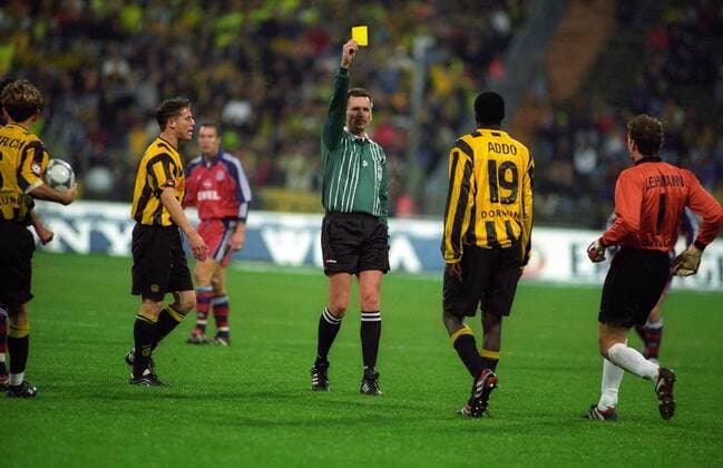 Schiedsrichter Hartmut Strampe zeigt Otto Addo die gelbe Karte, li. Lars Ricken, re. Torwart Jens Lehmann (alle BVB) - DEUTSCHSPRACHIGE SPORTZEITSCHRIFTEN UND -ZEITUNGEN NUR NACH RÜCKSPRACHE Fußball 1. BL Herren Saison 2000 2001, FC Bayern München - Borussia Dortmund 6:2 Gruppe München