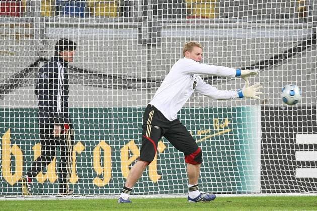 Torwart Manuel Neuer fängt einen Ball. Dahinter Bundestrainer Joachim Löw (beide Deutschland) o0 Trainer Nationaltrainer