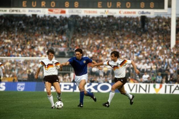 Carlo Ancelotti (Italien, Mitte) gegen Lothar Matthäus (li.) und Thomas Berthold (beide BR Deutschland) - DEUTSCHSPRACHIGE SPORTZEITSCHRIFTEN UND -ZEITUNGEN NUR NACH RÜCKSPRACHE Fußball EM Herren EM 1988, Länderspiel, Nationalteam, Nationaltrikot, BRD - Italien 1:1 Gruppe Düsseldorf Dynamik, Kampf,