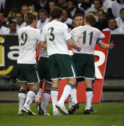 Republic of Ireland s Robbie Keane (2.r) celebrates scoring his sides opening goal - Paris - France v Republic of Ireland 18th November, 2009 EDITORIAL USE ONLY. No use with unauthorised audio, video, data, fixture lists, club league logos or live services. Online in-match use limited to 120 images, no video emulation. No use in betting, games or single club league player publications. o0 Jubel Freude