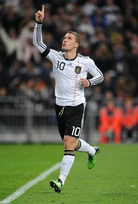 18.11.2009, Fussball Länderspiel, Testspiel, DEUTSCHLAND - ELFENBEINKÜSTE, Jubel Lukas Podolski (Deutschland) zu Ehren von Torhüter Robert Enke (Deutschland) o0 Jubel Freude Erinnerung Trauer Anteilnahme Gedenken Selbstmord tot Tod verstorben gestorben