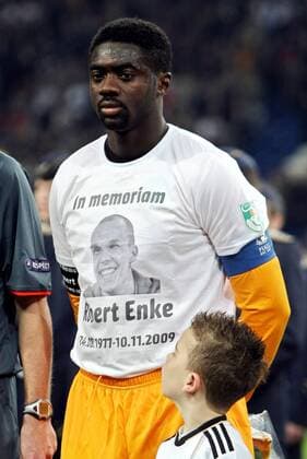 FUSSBALL - GER vs CIV, Testspiel GELSENKIRCHEN,DEUTSCHLAND,18.NOV.09 - FUSSBALL - Länderspiel, Deutschland vs Elfenbeinküste, Freundschaftsspiel. Bild zeigt Kolo Toure (CIV) mit einem T-Shirt von Robert Enke und ein Ballkind.  o00 Tod tot Suizid Gedenken Anteilnahme Trauer Erinnerung Konterfei Schriftzug in memoriam T Shirt