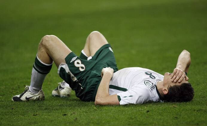 Irland s Keith Andrews looks on dejected - Frankreich - Irland - EDITORIAL USE ONLY. No use with unauthorised audio, video, data, fixture lists, club league logos or live services. Online in-match use limited to 120 images, no video emulation. No use in betting, games or single club league player publications. o0 Enttäuschung