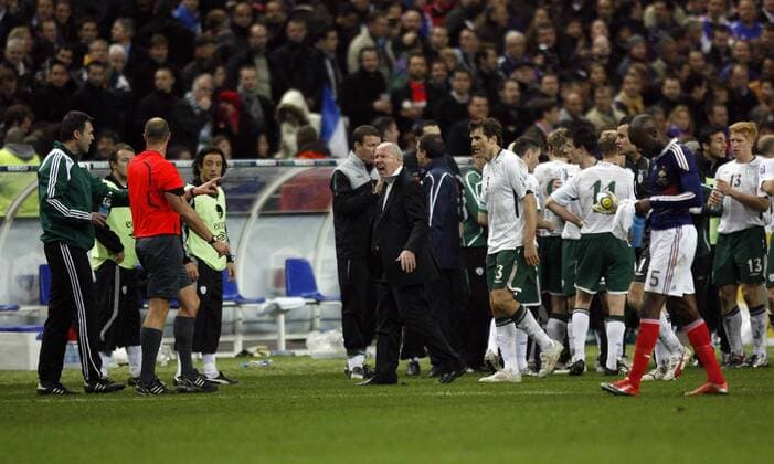 Ireland s Co Trainer Liam Brady and the rest of the team argue after Frankreich s dubious goal - Frankreich - Irland - EDITORIAL USE ONLY. No use with unauthorised audio, video, data, fixture lists, club league logos or live services. Online in-match use limited to 120 images, no video emulation. No use in betting, games or single club league player publications. o0 Enttäuschung Wut Vierter Offizieller, Ersatzschiedsrichter