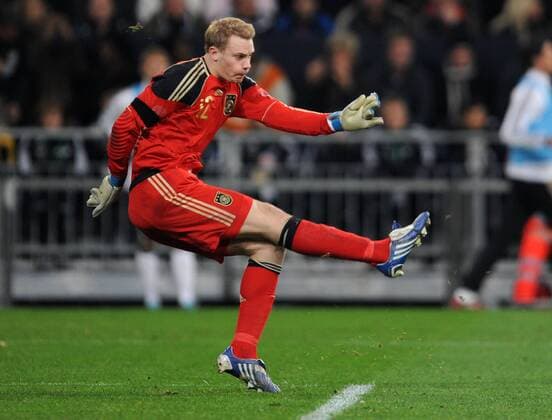 18.11.2009, Fussball Länderspiel, Testspiel, DEUTSCHLAND - ELFENBEINKÜSTE 2-2, Torhüter Manuel Neuer (Deutschland) verursacht mit dieser Aktion das Tor zum 1-1