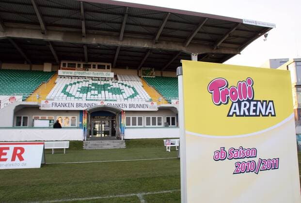 Fussball, 2.Liga, Saison 2009 2010 SpVgg Greuther Fürth , Vorstellung neuer Sponsor Trolli, Stadionumbenennung ab August 2010 in Trolli Arena, v.l. Logo vor Haupttribüne o0 Objekte Stadion