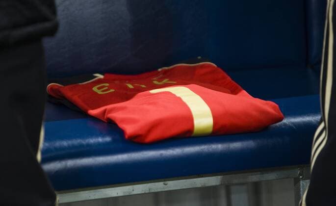 Ein Trikot von Robert Enke liegt auf der Bank, zum Gedenken an den verstorbenen Torwart, Deutschland (GER) - Elfenbeinküste (CIV) 2:2, am 18.11.2009 in Gelsenkirchen