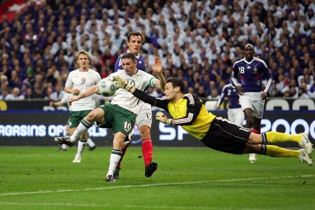 Robbie Keane (Irland, vorn), Torwart Hugo Lloris (Frankreich) -  NLeGouicFEP o0 Aufmacher
