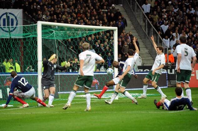 William Gallas (Frankreich, hi. verdeckt) trifft gegen Torwart Shay Given (Irland) -  AbibardFEP o0 Tor o00 Hand Handspiel Thierry Henry
