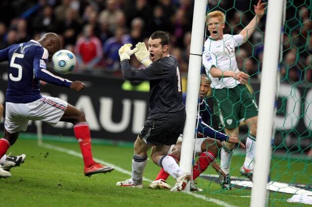 William Gallas (Frankreich, li.), Torwart Shay Given (Irland) -  LedoyenBenoit o0 Tor o00 Hand Handspiel Thierry Henry