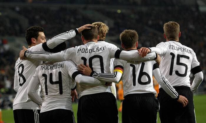 Torjubel 1:0 Deutschland, v.li. Mesut Özil (Deutschland), Piotr Trochowski (Deutschland), Torschütze Lukas Podolski (Deutschland) Philipp Lahm (Deutschland), Thomas Hitzlsperger (Deutschland) . Deutschland - Elfenbeinküste . Fussball-Länderspiel 2009, Testspiel . Gelsenkirchen , DEU, 18.11.2009 , o0 Jubel Freude o00 Kameradschaft