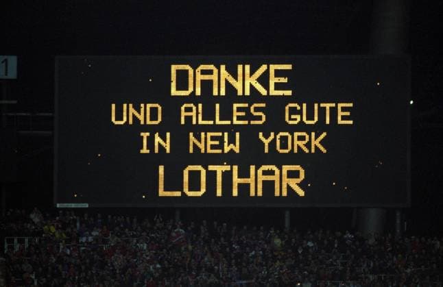 Danke und alles Gute in New York Lothar - Anzeigetafel verabschiedet Lothar Matthäus (Bayern) zu den New York Metro Stars - DEUTSCHSPRACHIGE SPORTZEITSCHRIFTEN UND -ZEITUNGEN NUR NACH RÜCKSPRACHE Fußball EC 1 Herren Champions League 1999 2000, FC Bayern München Einzelbild München