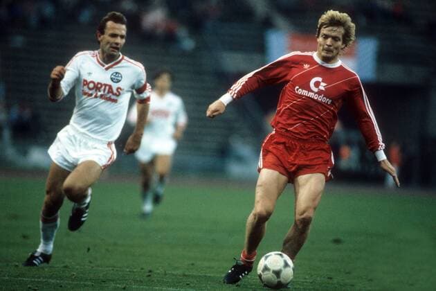 Sören Lerby (Bayern, re.) gegen Karl Heinz Körbel (Frankfurt) - DEUTSCHSPRACHIGE SPORTZEITSCHRIFTEN UND -ZEITUNGEN NUR NACH RÜCKSPRACHE Fußball 1. BL Herren Saison 1985 1986, FC Bayern München - Eintracht Frankfurt 3:0 Gruppe München Dynamik,