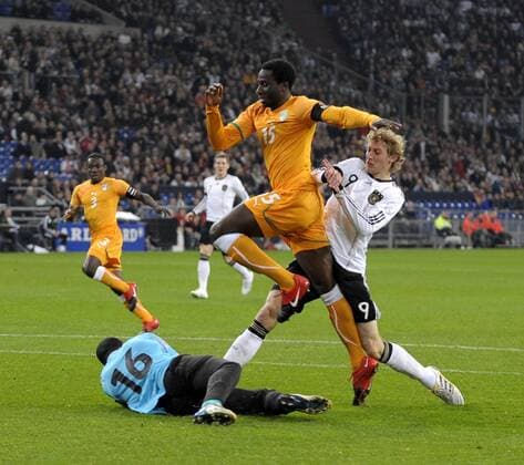 18.11.2009, Fussball Testspiel: Deutschland - Elfenbeinküste in der Veltinsarena auf Schalke in Gelsenkirchen, Stefan Kiessling (re, Deutschland) scheitert an Torwart Aristide Zogbo (li) und Souleymane Bamba (mitte, beide Elfenbeinküste).