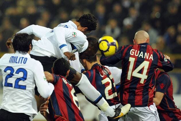 Mario Balotelli (Inter Mailand, Mitte) erzielt ein Tor gegen den FC Bologna  o0 Tor, Treffer, Gegentor,