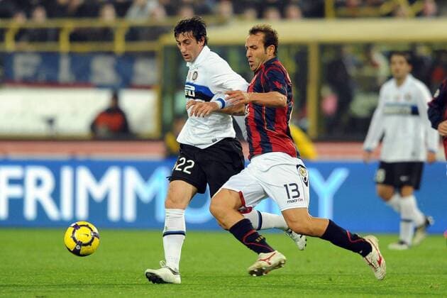 Diego Milito (Inter Mailand, li.) gegen Daniele Portanova (FC Bologna) 