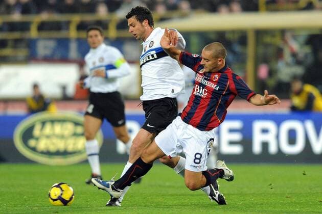 Thiago Motta (Inter Mailand, li.) gegen Daniele Mingazzini (FC Bologna) 