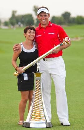 Golf - Lee Westwood (England rechts) feiert zusammen mit seiner Frau Laurae (links) den Gewinn der Dubai World Championship und den ersten Platz im Race to Dubai (Geldrangliste der European Tour) o00 Zepter Familie, Privat, Ehefrau