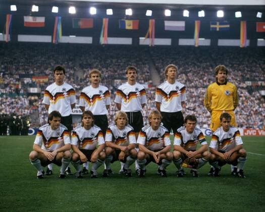 Mannschaftsfoto BR Deutschland, hi. v. li.: Thomas Berthold, Rudi Völler, Jürgen Kohler, Guido Buchwald, Torwart Eike Immel, vorn: Mathias Herget, Olaf Thon, Jürgen Klinsmann, Andreas Brehme, Lothar Matthäus und Pierre Littbarski - DEUTSCHSPRACHIGE SPORTZEITSCHRIFTEN UND -ZEITUNGEN NUR NACH RÜCKSPRACHE Fußball EM Herren EM 1988, Länderspiel, Nationalmannschaft, Nationaltrikot Totale Düsseldorf