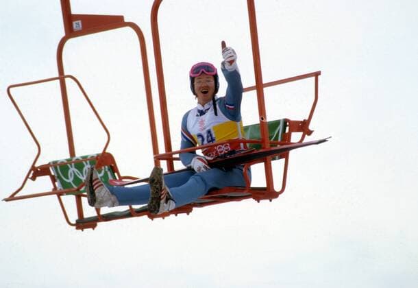 Michael Eddy the Eagle Edwards (Großbritannien) im Skilift - thumbs up Skispringen OS Winter Herren Olympische Spiele 1988, Winterspiele, Ski Nordisch, Skisport Einzelbild Calgary Freude,