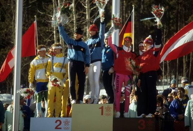Siegerehrung Teamwettbewerb Nordische Kombination der Olympischen Spiele 1988 in Calgary: Olympiasieger BR Deutschland mit Hubert Schwarz, Thomas Müller und Hans Peter Pohl (Mitte) zwischen den zweitplazierten aus der Schweiz mit Fredy Glanzmann, Hippolyt Kempf und Andreas Schaad (li.) sowie den drittpalzierten aus Österreich mit Hansjörg Aschenwald, Günter Csar und Klaus Sulzenbacher Nordische Kombination OS Winter Herren Olympische Spiele 1988, Winterspiele, Ski Nordisch, Skisport, Totale Calgary Freude,