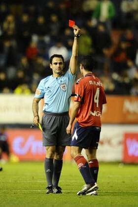 Miguel Flano (CA Osasuna Pamplona) sieht von Schiedsrichter Carlos Velasco Carballo die rote Karte -  NOxONLINExUSE
