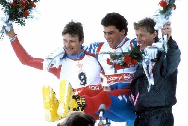 Siegerehrung Riesenslalom bei den olympischen Winterspielen 1988, v.li.: Hubert Strolz (Österreich), Olympiasieger Alberto Tomba (Italien) und Pirmin Zurbriggen (Schweiz) Alpiner Skilauf OS Winter Herren Olympische Winterspiele Calgary 1988, Spiele, Ski Alpin, Skisport, Riesenslalom Gruppe Nakiska Freude,