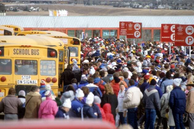 Zuschauermassen werden mit Bussen während der Olympischen Winterspiele 1988 von Calgary zu den Alpinen Skiwettbewerben nach Nakiska fahren Alpiner Skilauf OS Winter Damen Olympische Spiele Calgary 1988, Winterspiele, Ski Alpin, Skisport Totale Nakiska Masse,