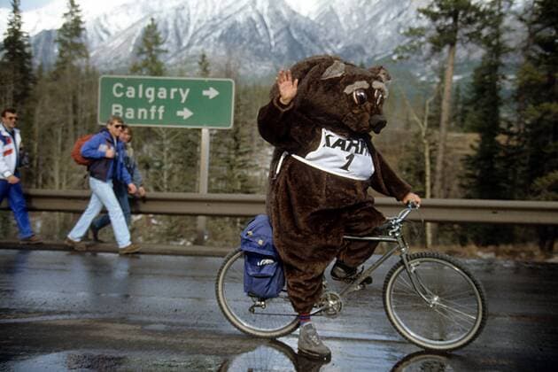Kostümierter Zuschauer mit dem Fahrrad unterwegs zu den Olympischen Winterspiele 1988 in Calgary OS Winter Herren Olympische Spiele Calgary 1988, Winterspiele, Einzelbild Calgary