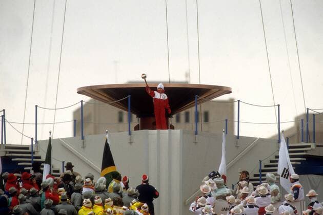 Die 12 jährige Fackelträgerin Robin Perry - Entzündung des olympischen Feuers während der Eröffnungsfeier der Olympischen Spiele 1988 in Calgary OS Winter Herren Olympische Spiele Calgary 1988, Winterspiele, Eröffnung, Feier, Eröffnungsfeier, Zeremonie Totale Calgary