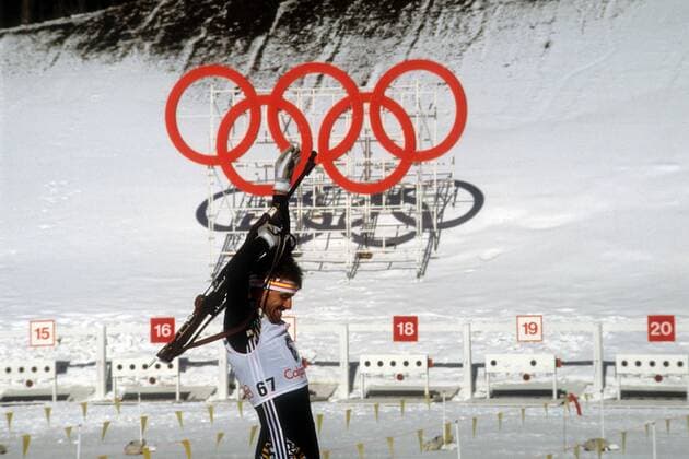 Fritz Fischer (BR Deutschland) am Schießstand vor den Olympiaringen Biathlon OS Winter Herren Olympische Spiele Calgary 1988, Winterspiele, 10km Einzelbild Calgary