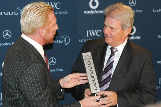 Laureus Medien Preis, Kitzbühel KITZBUEHEL,AUSTRIA,23.NOV.09 - DIVERS, TENNIS, FUSSBALL - Laureus Medien Preis. Bild zeigt Boris Becker (L) und Besitzer Dietmar Hopp (TSG 1899 Hoffenheim). Keywords: Trophäe.  o0 Sportlerehrung