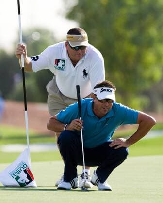 Sport, Golf, Dubai World Championship: Robert Allenby (Australien) mit Caddy